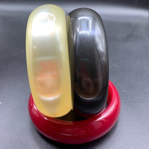 Vintage Moonglow Wide Lucite Plastic Red Black Beige Bangle Bracelets Set of 3 - Picture 5 of 6